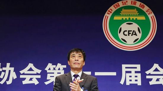 在丈夫面前弄湿腹股沟的妻子